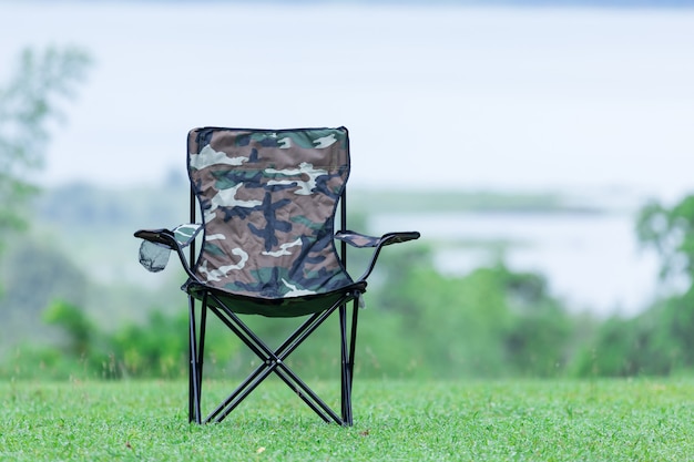 Photo two empty  folding chairs for outdoor camping