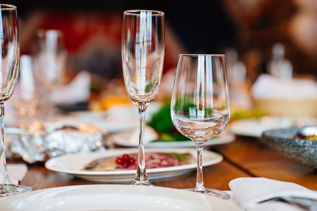 Due bicchieri di vino vuoti sul tavolo serviti per le vacanze nelle stoviglie del ristorante per la casa e il bar