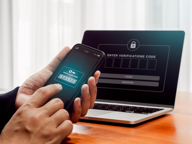 Photo two factor authentication or 2fa cyber security concept password numbers with key icon for verification code on mobile smartphone screen holding by businessman hand who working with laptop computer