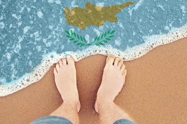 Фото Два фута на солнечном песчаном пляже с флагом кипра вид сверху на морскую волну