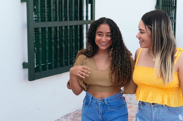 Photo two female best friends walking around