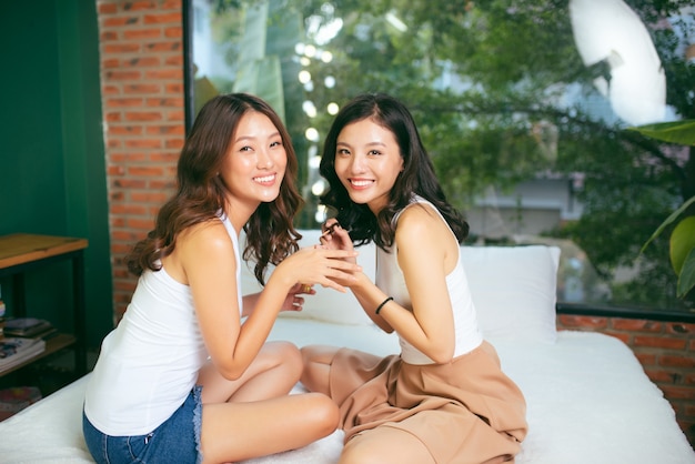 Due amiche fanno una manicure. il concetto di cura delle mani.