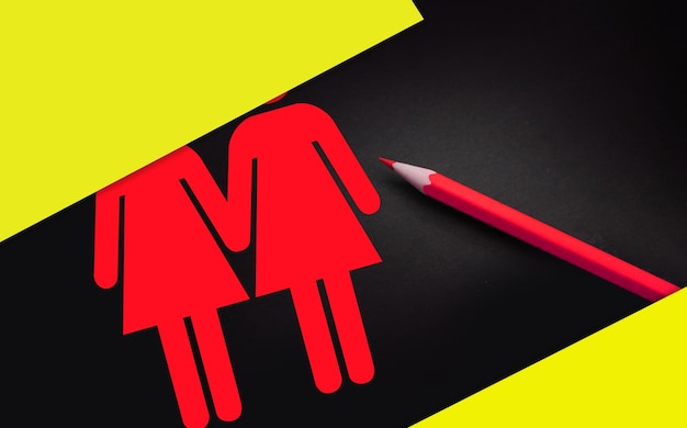 Две женские иконы в желтом на черном Женщина и женщина пара подписывают концепцию ЛГБТ