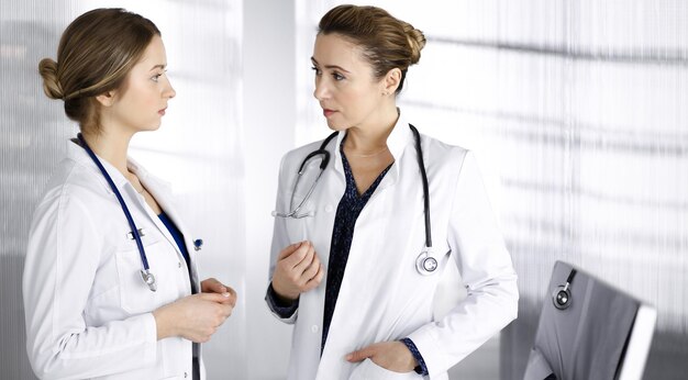 Две женщины врачи. Портрет идеального медицинского работника. Врачи обсуждают. Что используют врачи в своей работе. Врачи обсуждают гинекологические аспекты.