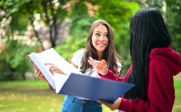 大学の中庭で話している2人の女性の学友