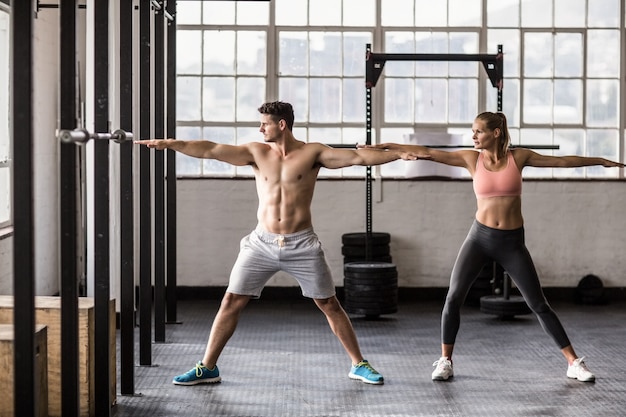 Due persone in forma facendo fitness