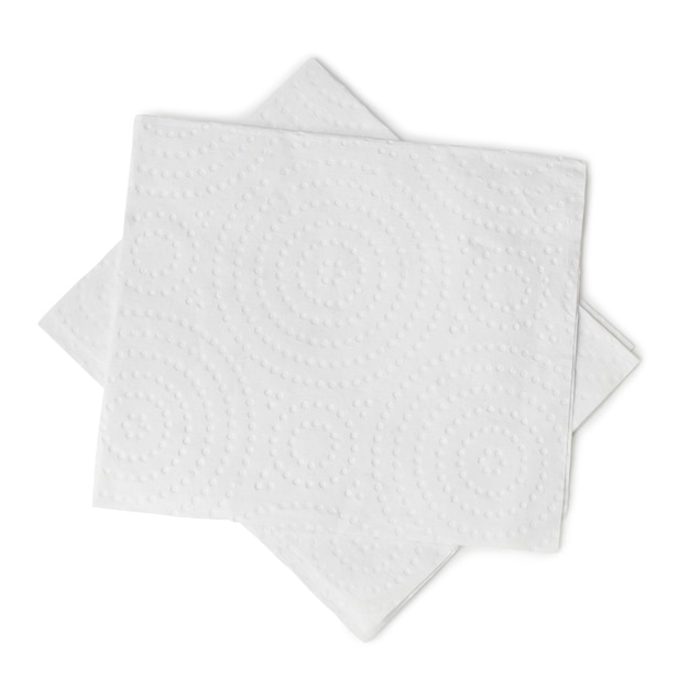 Два сложенных листа белой папиросной бумаги или салфетки в стопке, аккуратно подготовленные для использования в туалете или туалете, изолированные на белом фоне с обтравочной дорожкой