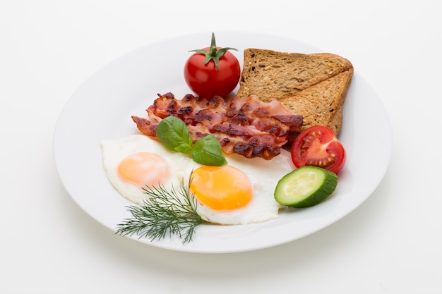 Due uova fritte e pancetta per una sana colazione. messa a fuoco selettiva