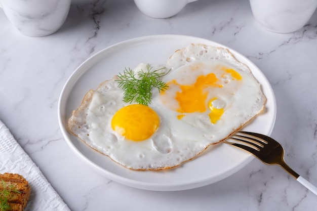 健康的な朝食のための2つの目玉焼き