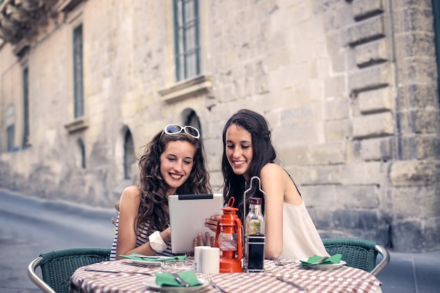 Photo two friends on a bistro terrace