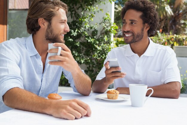 Photo two friends enjoying coffee together