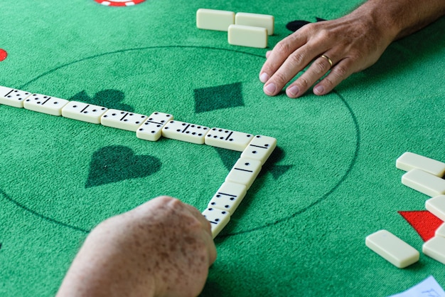 Foto due amici che finiscono una partita di domino.