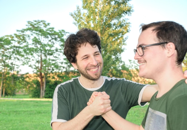 写真 運動した後、幸せそうにハイタッチする 2 人の友人