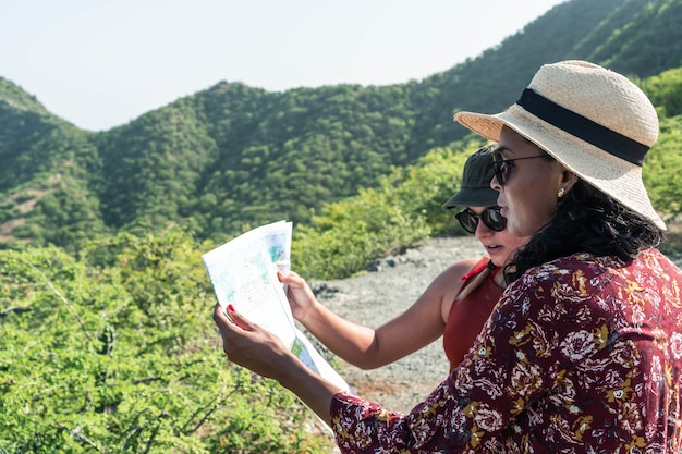 山で2人の友人が亡くなりました。旅行のコンセプト