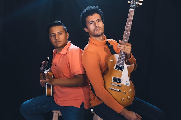 스튜디오에서 기타를 연주하는 두 친구
