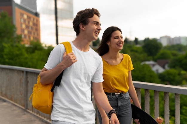 Due amici che trascorrono del tempo insieme in città