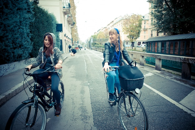 자전거에 두 친구 여자