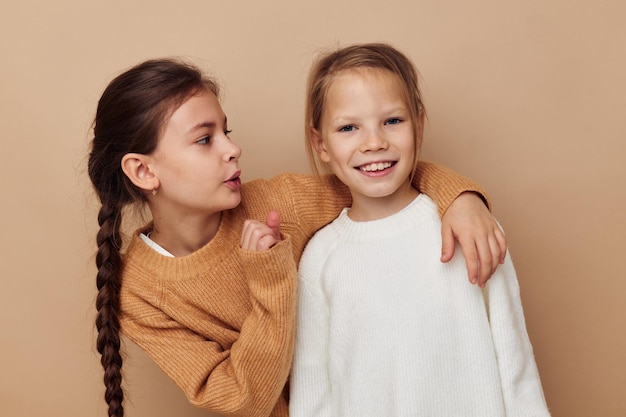 2人の面白い幼なじみが楽しいポーズを抱きしめます