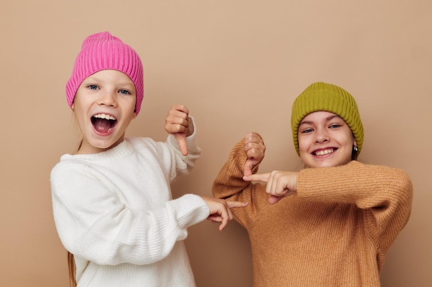 カラフルな帽子をかぶった2人の面白い女の子