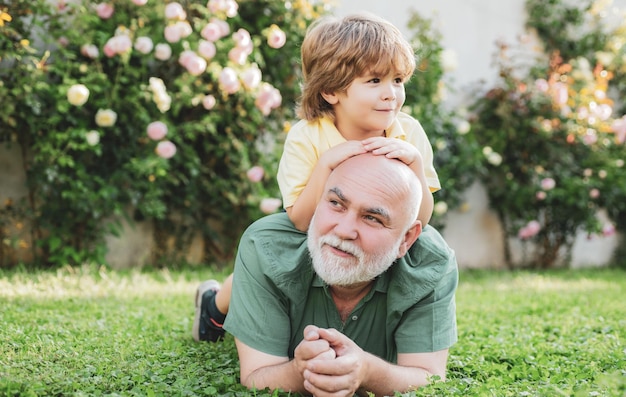 Week-end di due generazioni insieme al nonno del genitore in pensione che trasporta suo nipote divertendosi nel th