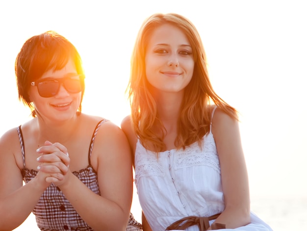 Due amiche in spiaggia.