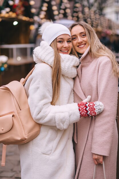 Фото Две девушки на рождественской ярмарке
