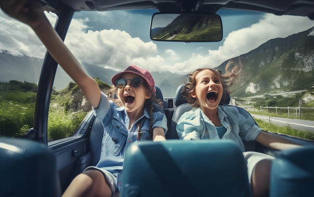 Due ragazze in una macchina con le mani in alto che guidano in estate