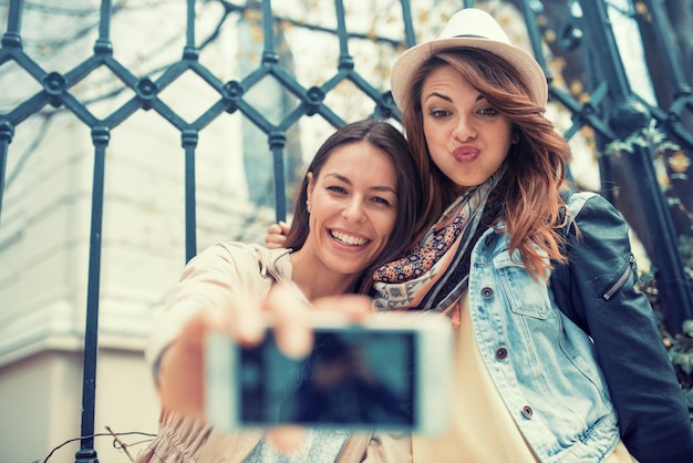 Photo two girls doing selfie
