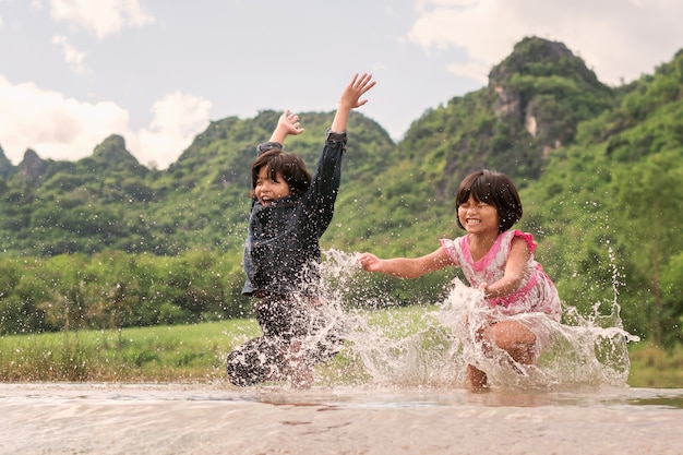 2人の女の子が川で遊んで幸せ。子供たち、楽しみ、屋外で、夏、ライフスタイル