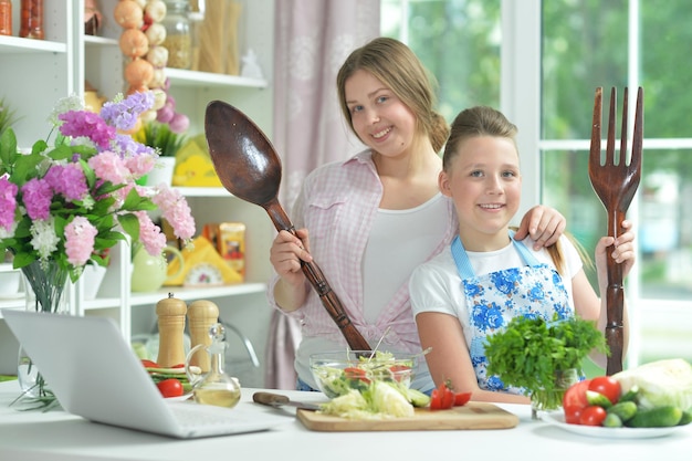 Две девушки развлекаются, готовя свежий салат
