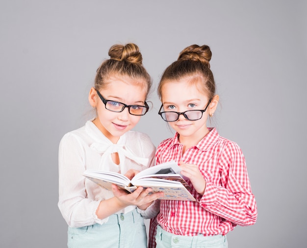 写真 本と立っているメガネの2人の女の子