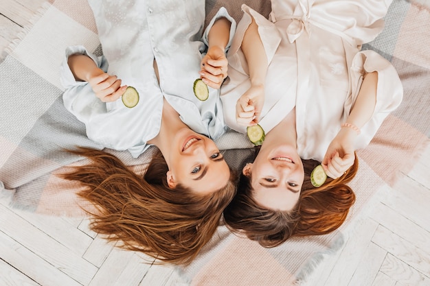 Due ragazze fanno maschere di bellezza per capelli e viso fatte in casa