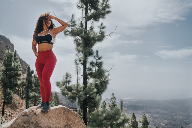 Foto due ragazze, una caucasica e l'altra nera, fanno sport durante una gita