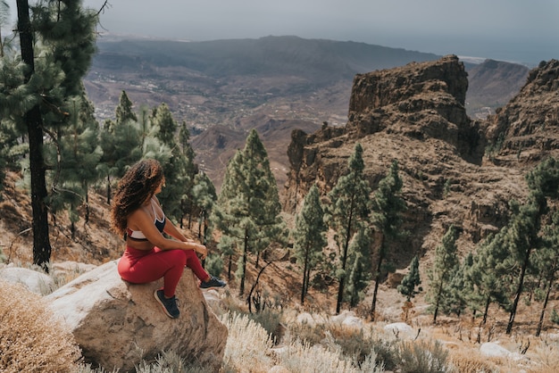 Foto due ragazze, una caucasica e l'altra nera, fanno sport durante una gita