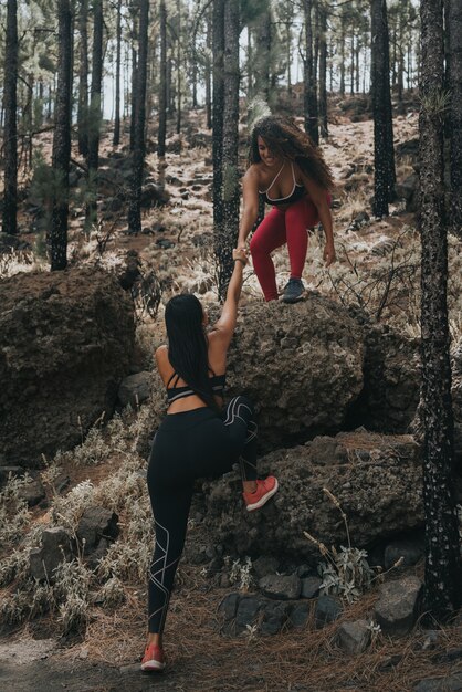 Foto due ragazze, una caucasica e l'altra nera, fanno sport durante una gita