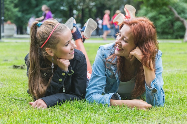 Две девушки в парке в Таллине