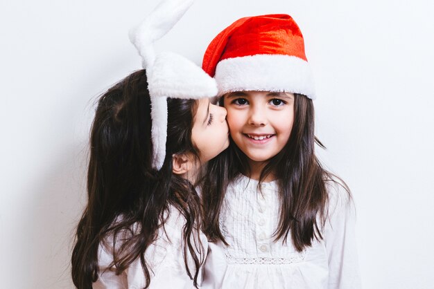 クリスマスと新年の休日の2人の女の子