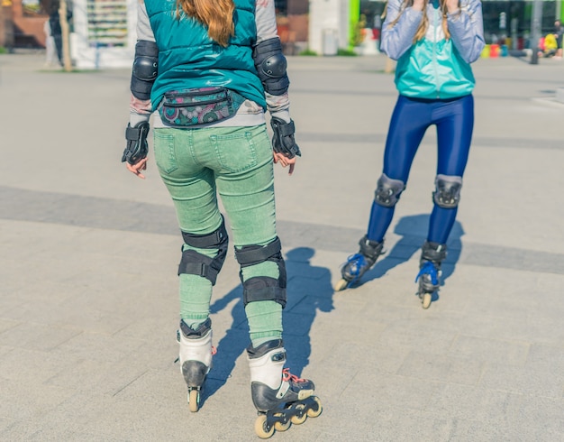 2人の女の子のローラーが公園で出会う。ローラースケートのための友達との出会い。