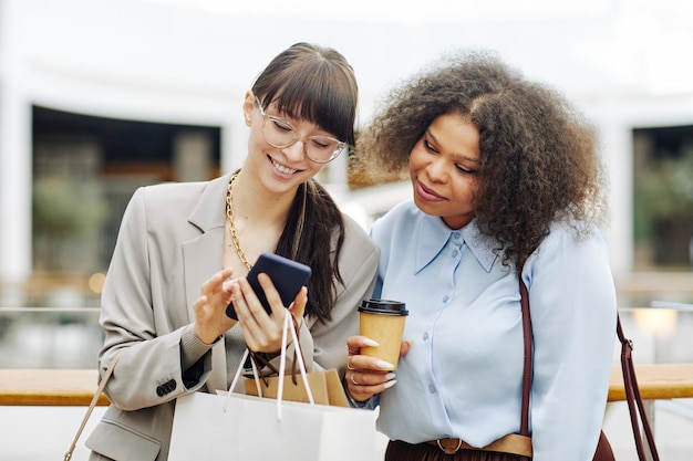 Photo two girls shopping together