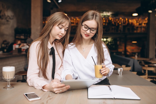 2人の女の子がカフェで勉強中