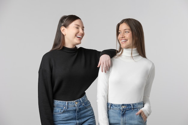 스튜디오에서 포즈를 취하는 흑백 티셔츠를 입은 두 소녀