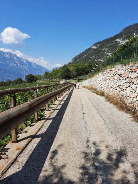 Foto due ragazze erano stanche di camminare sulla strada in mezzo alla natura