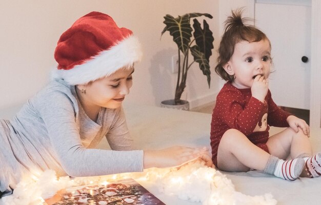 ベッドの上にアドベント カレンダーを持つ 2 人の女の子