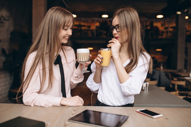 カフェのタブレットで働く2人の女の子