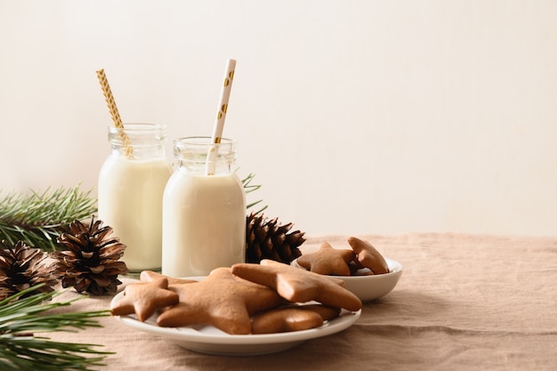 Два стакана молока и домашнее печенье в интерьере. Скопируйте пространство. Уютный и зимний отдых дома.
