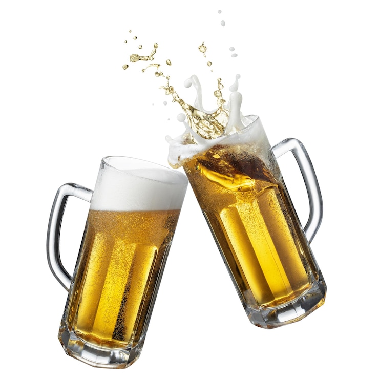 Photo 맥주가 담긴 유리 머그잔 2개