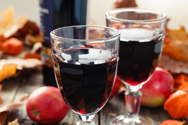 Два бокала красного молодого вина после сбора урожая