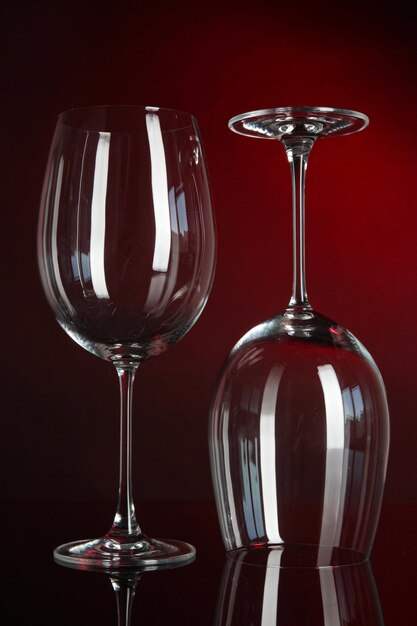 Photo two glasses on dark red background