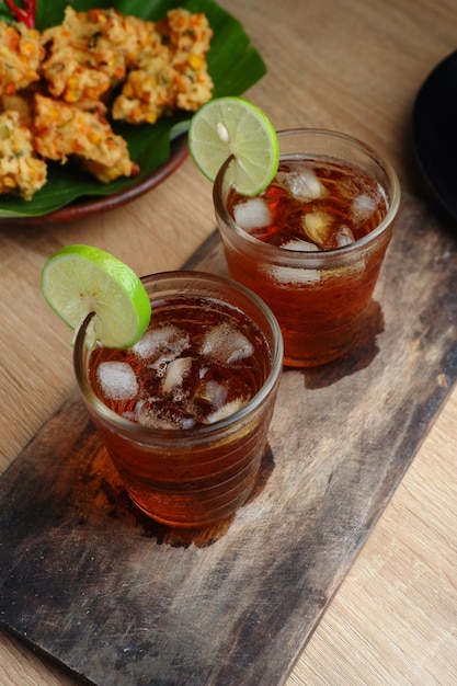 Photo two glasses of iced lemon tea