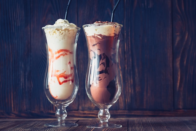 Photo two glasses of milkshake